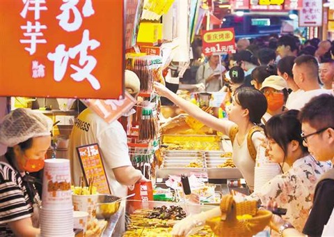 无人机秀引爆观演经济   夜宴夜游点亮山城街巷   重庆夜经济燃动假期消耗蓝海